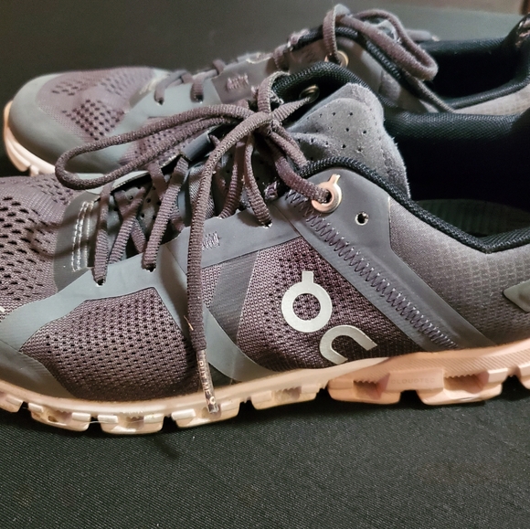 On cloud shoes - Picture 6 of 7